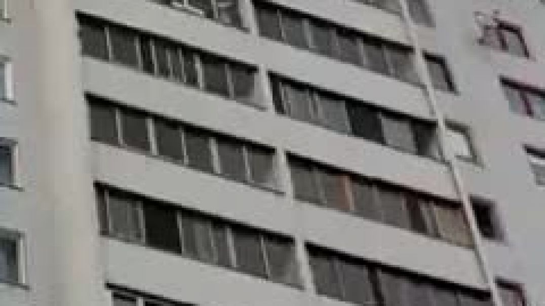 ⁣Смертельный пожар произошел в многоэтажке на Нововатутинском проспекте в Новой Москве 15.04.2022