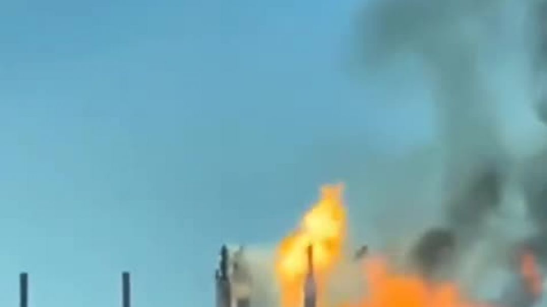⁣Мощный взрыв и пожар произошел на газовом заводе Хейвен Мидстрим в Канзасе 15.04.2022