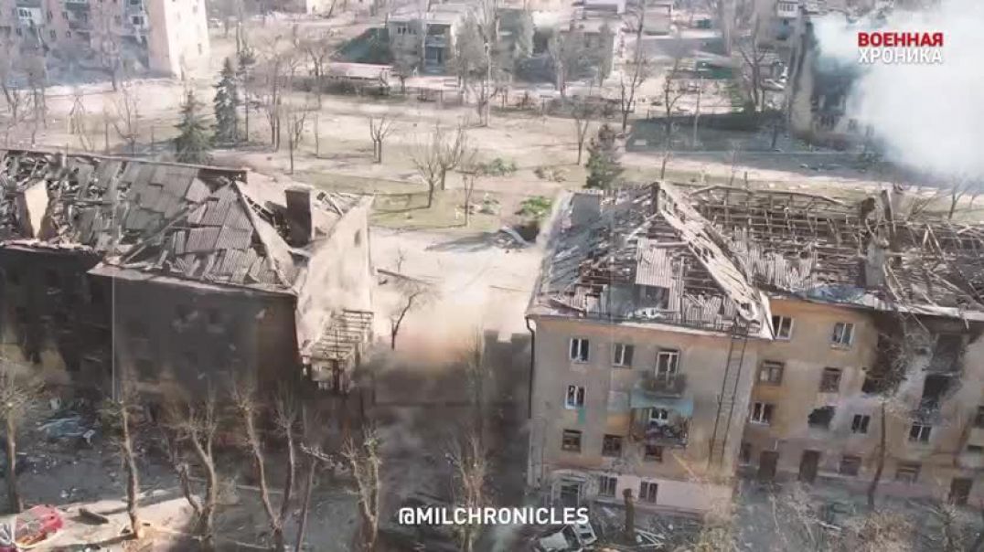 ⁣Городские бои в Мариуполе с дрона: работа танков и БТР при подавлении нацбатальона «Азов» 15.04.2022