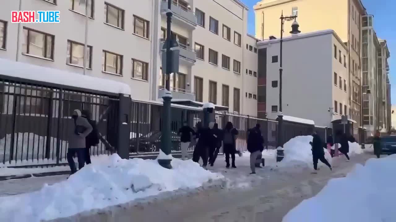  В Москве толпа людей в масках закидала