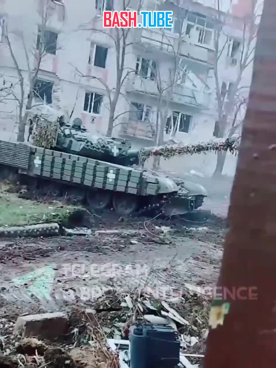  Танк ВСУ с крестами маневрирует во дворе жилого дома в Артемовске
