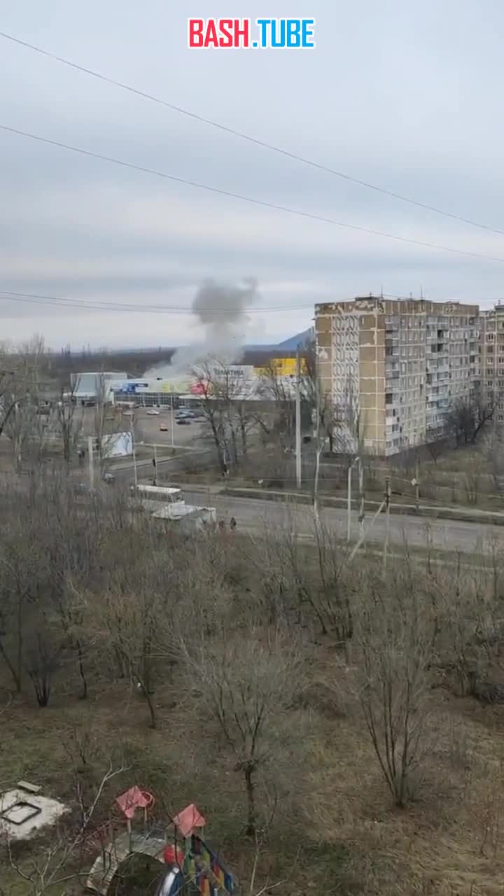 ⁣С утра продолжились обстрелы Донецка. Прилетело по ТЦ «Галактика»