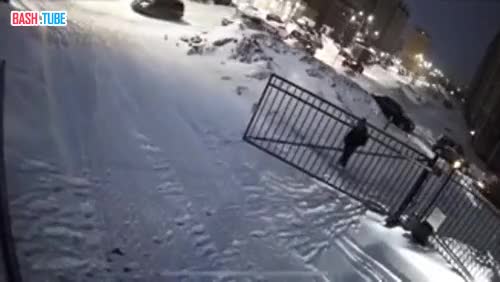 ⁣ В Чебоксарах автоматические ворота вдавили ребенка лицом в снег