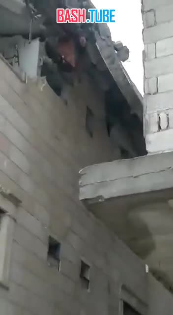 ⁣ Страшное видео из сирийского Идлиба, где ребёнок застрял в завалах, наполовину свисая с высоты