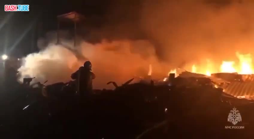  Кадры тушения пожара в строительных бытовках в Севастополе