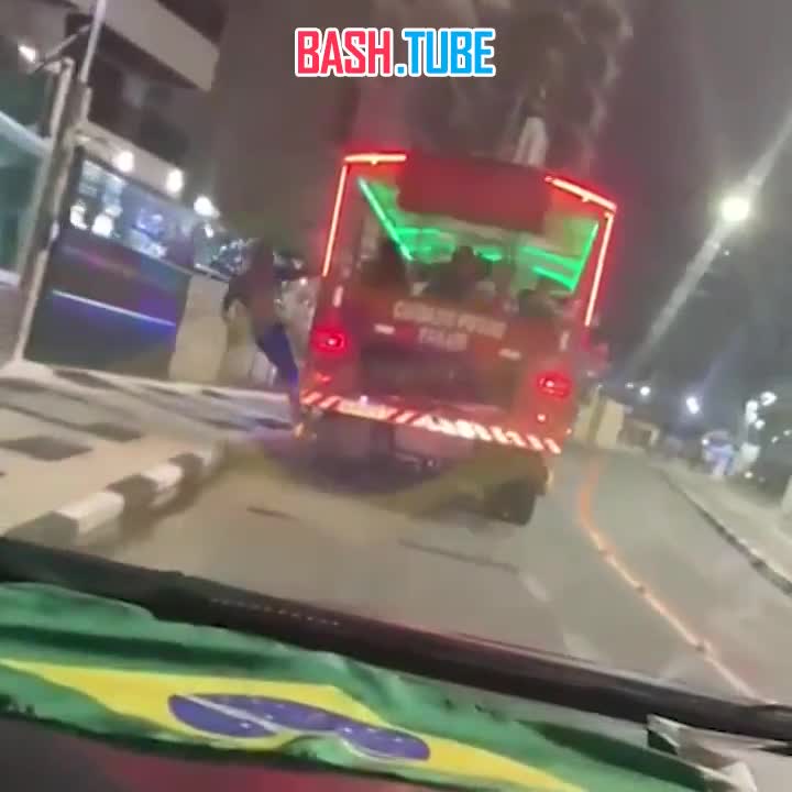 ⁣В Бразилии местный Человек-Паук зацепился за фургон, но паучье чутье его подвело