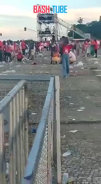  После церемонии инаугурации президента Бразилии улицы столицы оказались завалены мусором