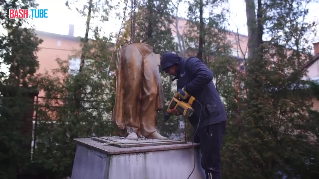 ⁣ В украинских Черновцах демонтировали очередной монумент Александру Пушкину