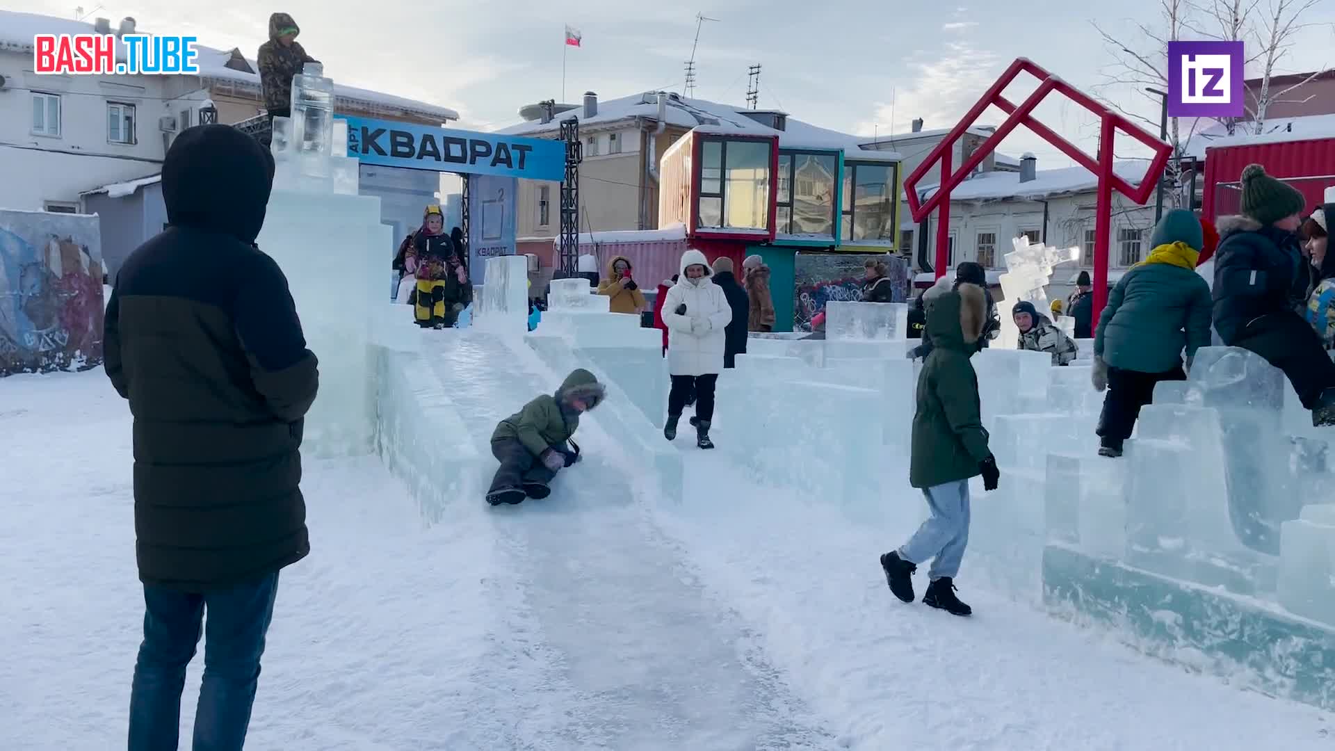  В центре Уфы открылся ледовый городок в стиле популярной игры Minecraft