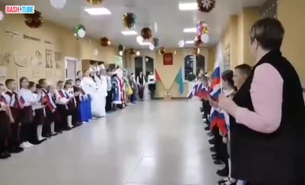  В школах Тюменской области прошли линейки с гимном, флагом России, автоматами и сказочными персонажами