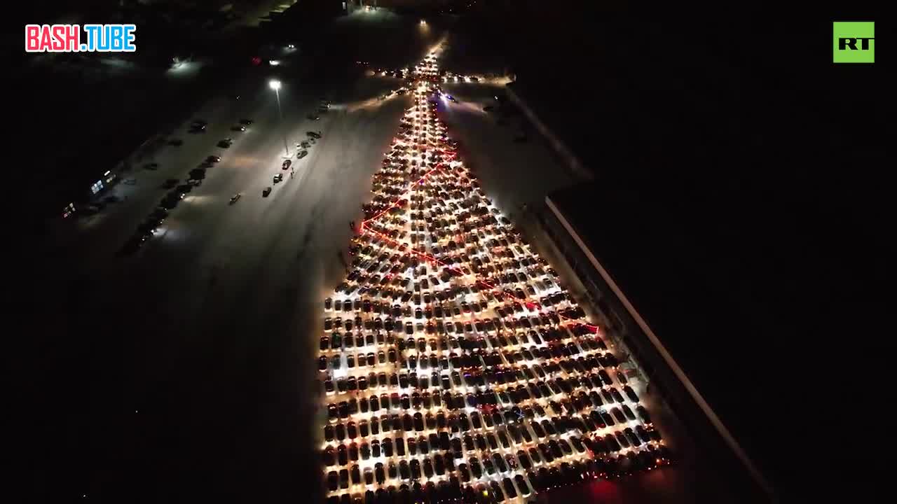  Огромная ёлка из автомобилей в Красноярске: во время флешмоба выстроилось около 700 машин