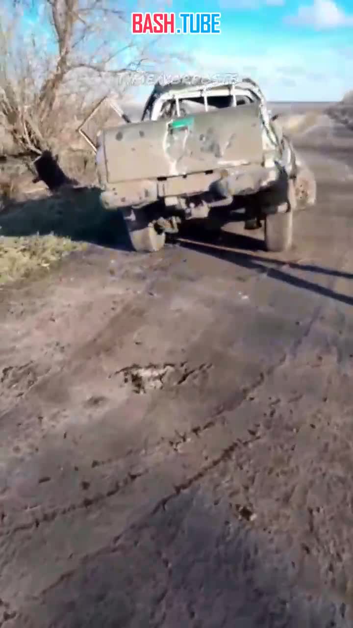 ⁣ Уничтоженный пикап ВСУ на дороге из Соледара