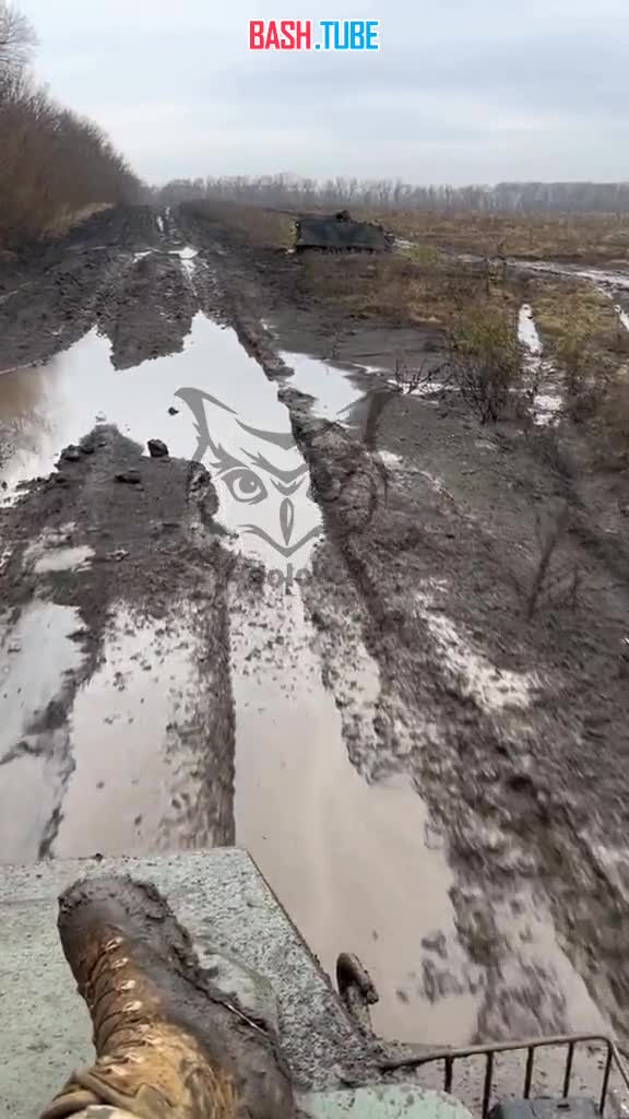 ⁣ Разбитый и оставленный американский бронетранспортер M113 ВСУ в грязи