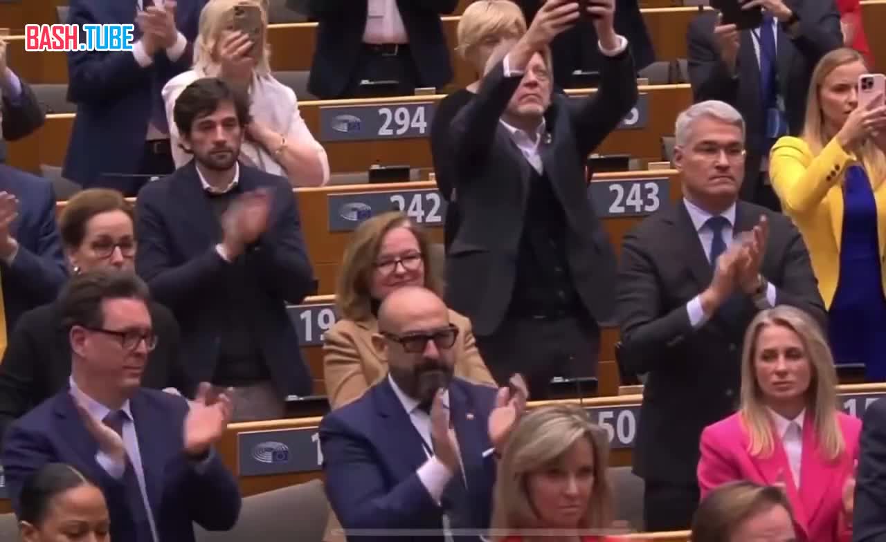  Зеленский со слезами на глазах выступил в Европарламенте: