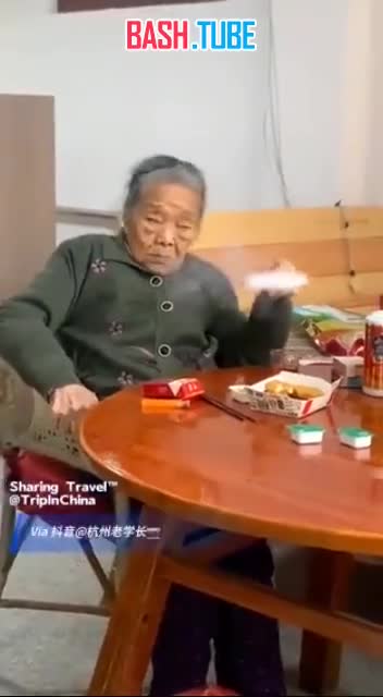  Этой бабуле 102 года. Живет в китайском городе Нинбо. Уважает фастфуд, алкоголь и табачок