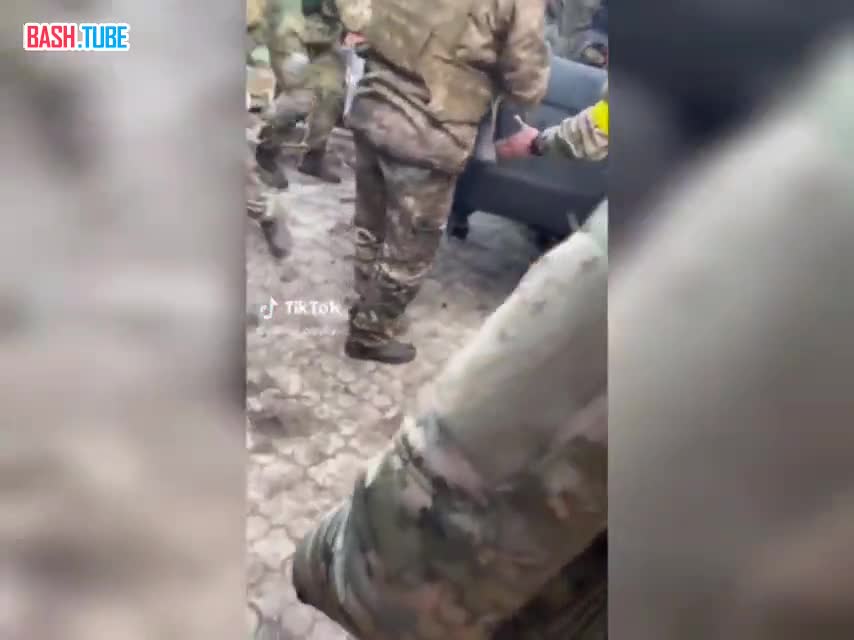  Украинские военнослужащие грузят тела погибших бойцов в пикап