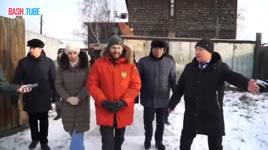 Помощник президента Максим Орешкин приехал в Улан-Удэ в Бурятии, где ему показали деревянные туалеты