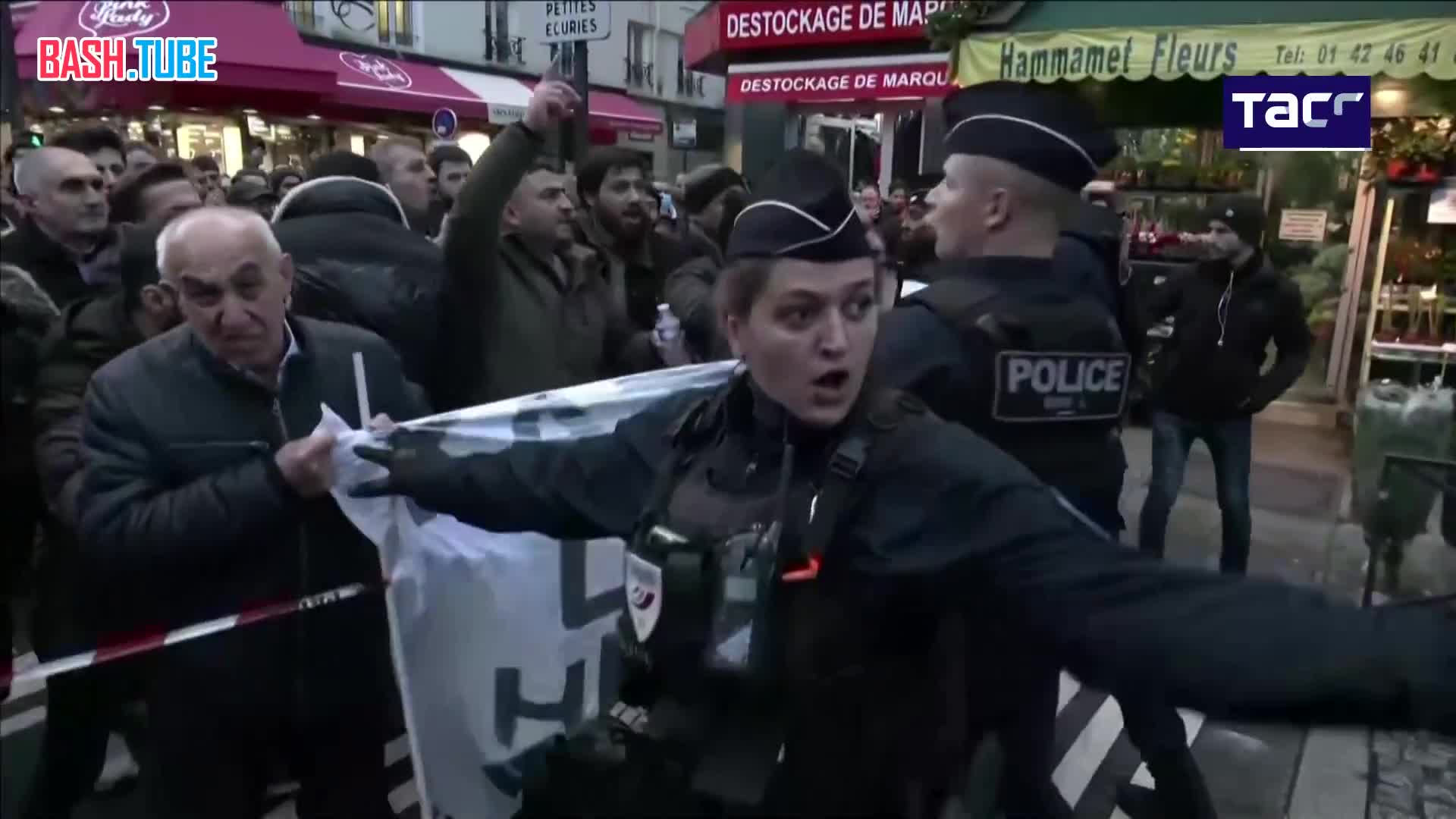 ⁣ Сотрудники французской полиции применили слезоточивый газ для разгона митингующих