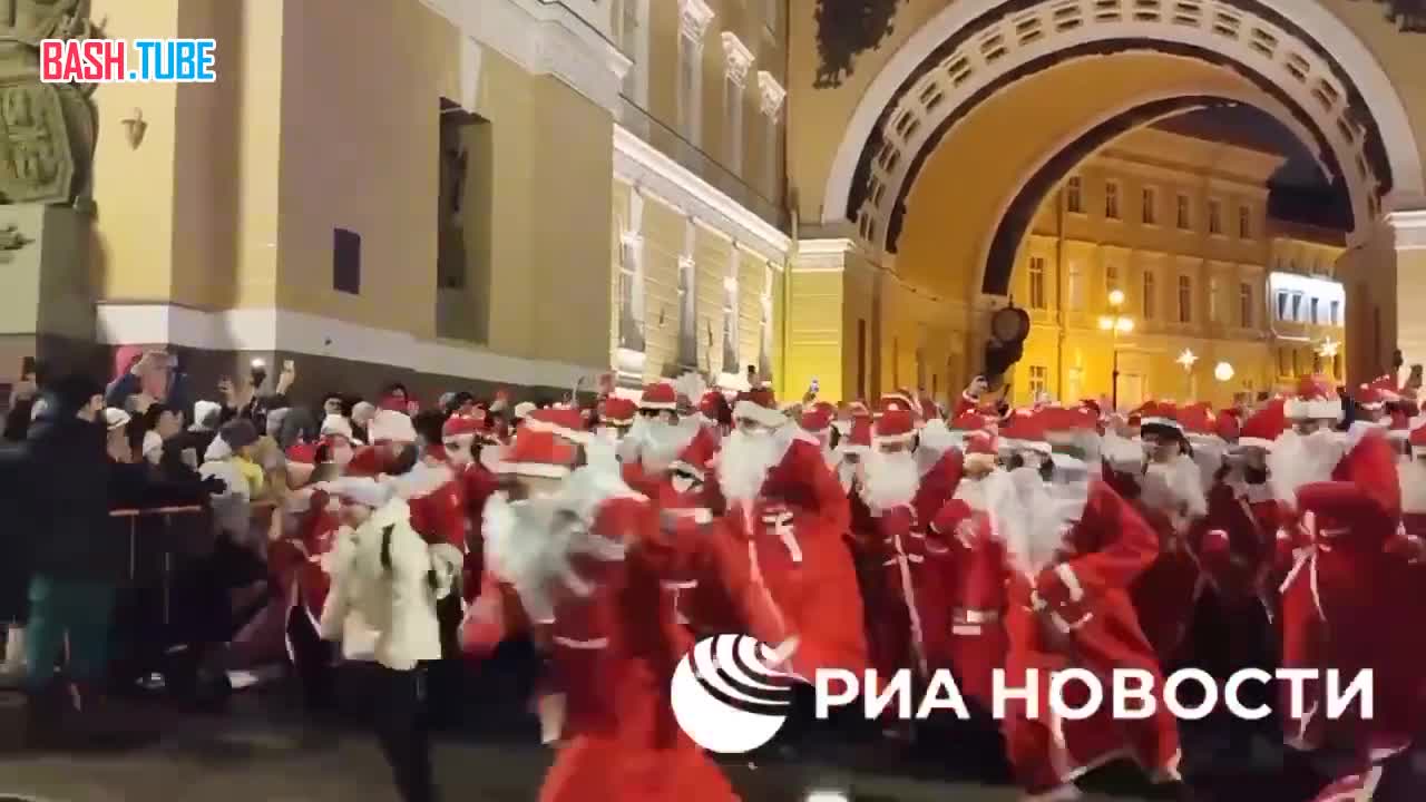  В центре Петербурга более тысячи Дедов Морозов вышли на предновогодний забег