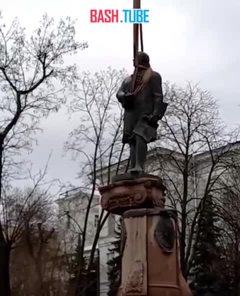 ⁣ В Днепре демонтировали памятник Михаилу Ломоносову