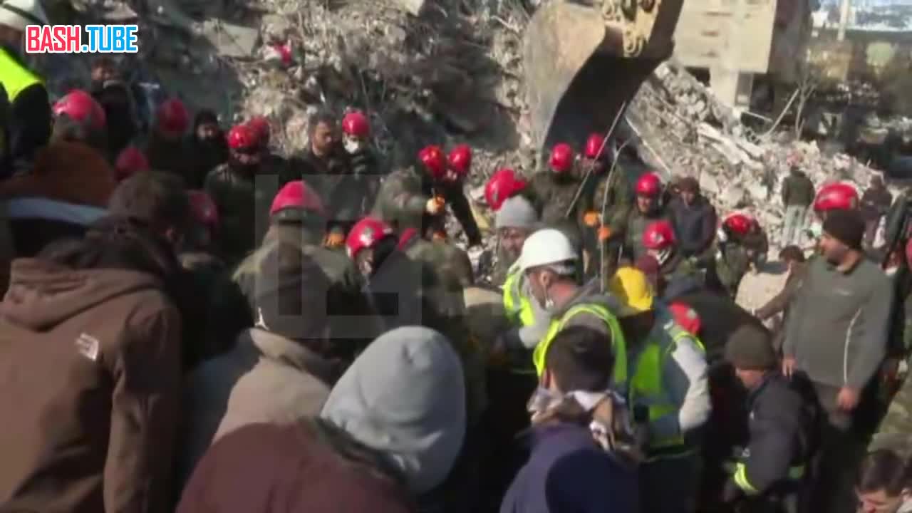  Азербайджанские спасатели вытащили мужчину из-под завалов в Кахраманмараше