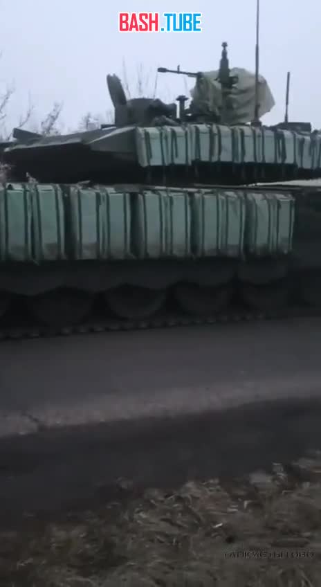 ⁣ Колонна танков Т-90М «Прорыв» с дополнительной навесной динамической защитой выдвигается где-то в зоне СВО
