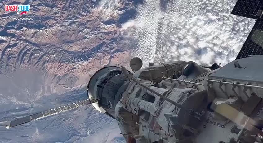 ⁣ Космонавты поздравили россиян с борта МКС с Новым годом