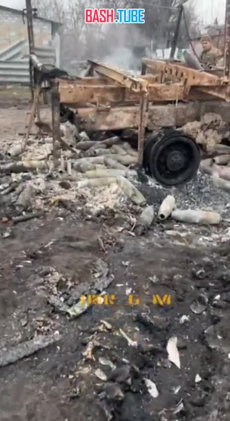 ⁣ Сожженный украинский грузовик с боеприпасами, а рядом подбитые десантные САУ НОНА ВСУ