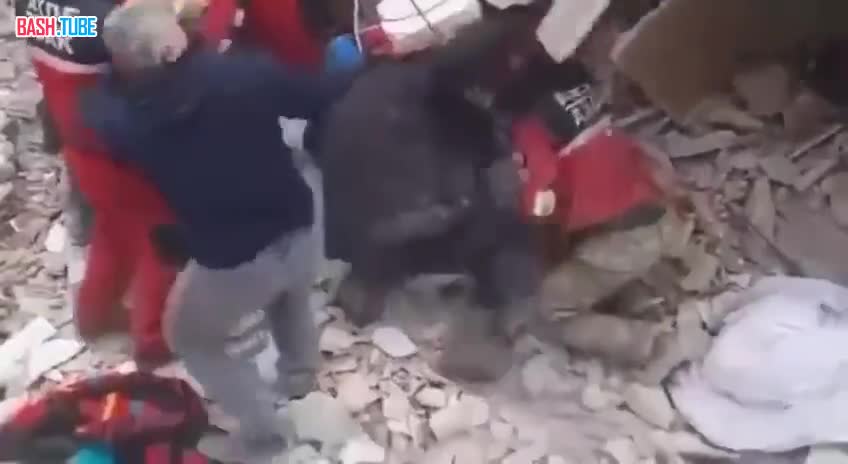  В турецком Хатае спасателей завалило обломками дома, когда они искали пострадавших
