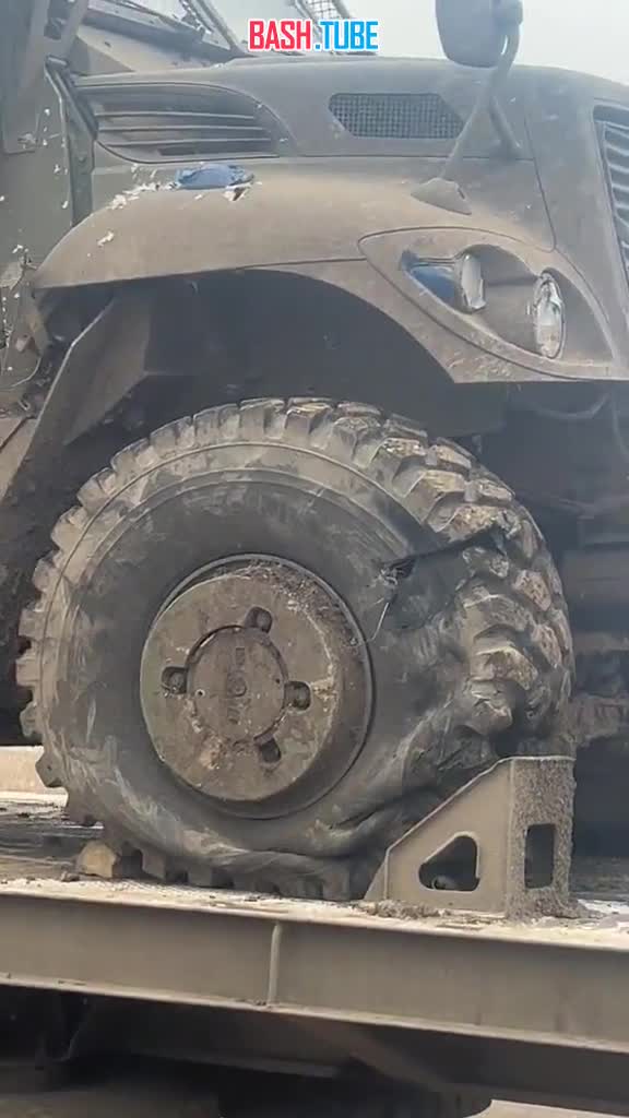 ⁣ Поврежденная украинская бронемашина американского производства на Донбассе