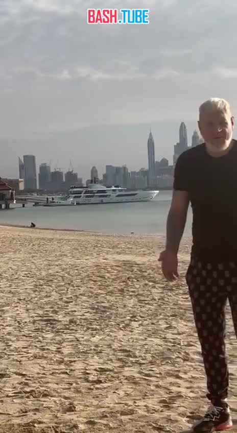  Александр Емельяненко приехал в Дубай, где разбросал из карманов песок из России: