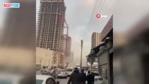 ⁣ В Измире рухнул башенный кран при строительстве отеля