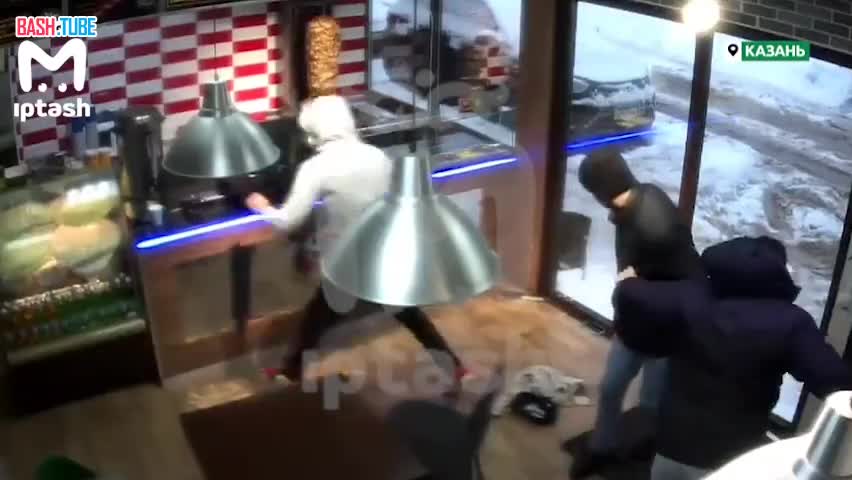  В Казани взбесившийся из-за беспорядка повар шаурмячной напал с ножом на коллегу