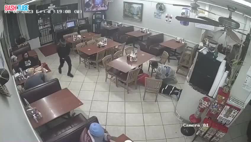 ⁣ Посетитель кафе в Хьюстоне застрелил вооруженного грабителя