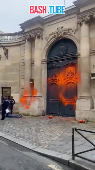  Французские активисты облили фасад дворца Матиньон оранжевой краской