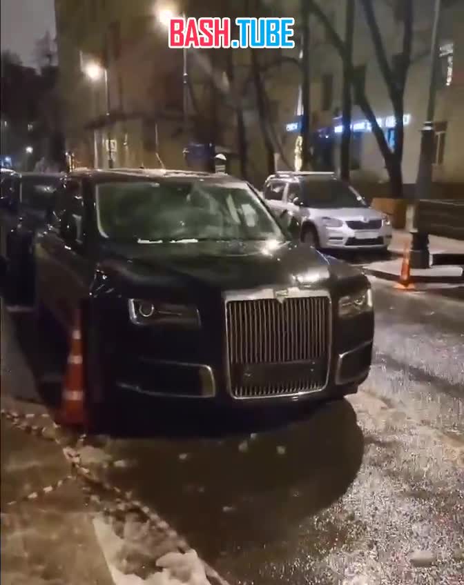  В Москве глыба льда упала на припаркованный «Aurus Senat» правительства за 40 миллионов рублей