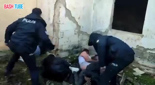 ⁣ Турецкая полиция наказывает мародёров
