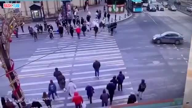  Автомобиль снёс пешеходов на зебре в центре Петербурга