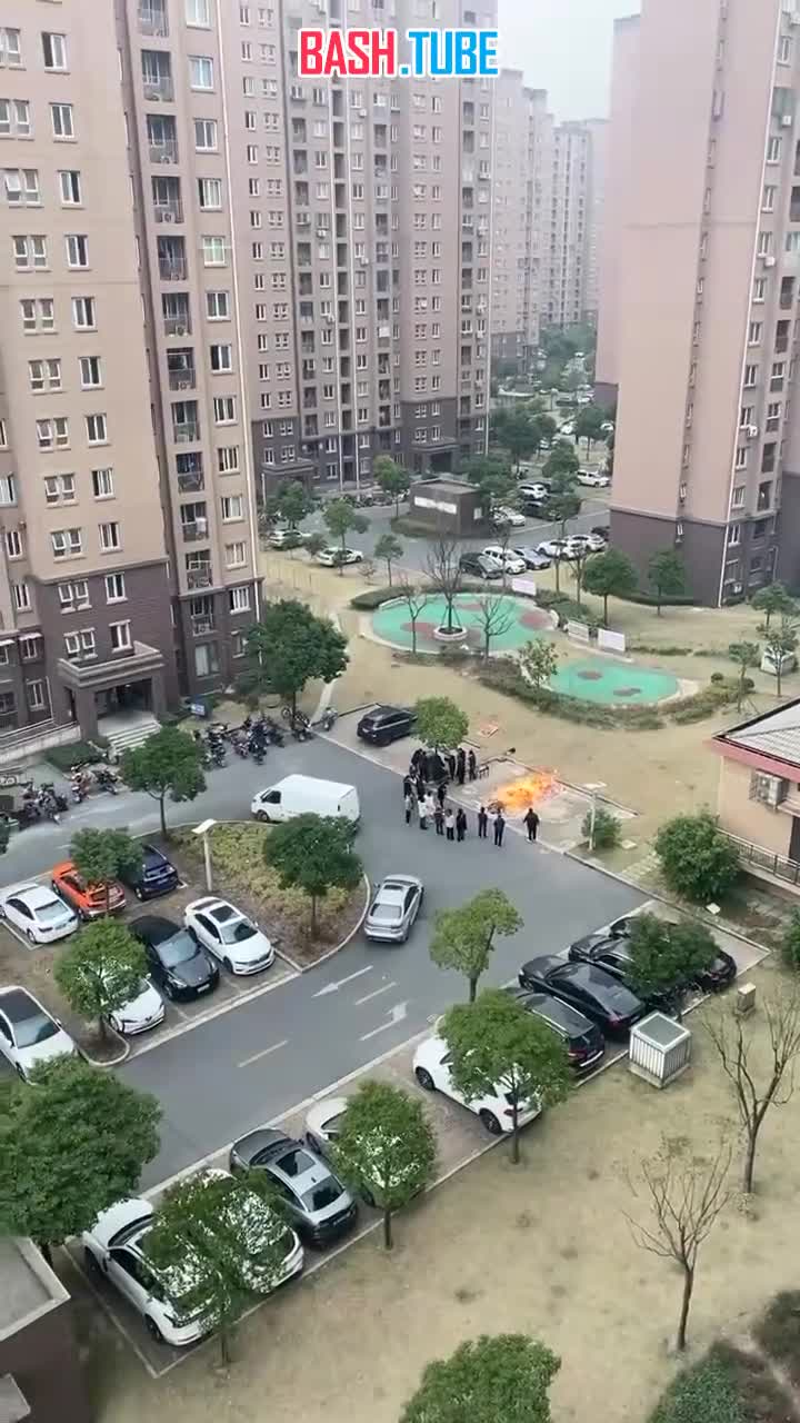  В Китае родственники сожгли умершего человека прям во дворе дома