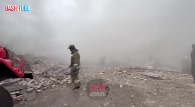  Работа спасателей на месте разрушенного ТЦ в Донецке