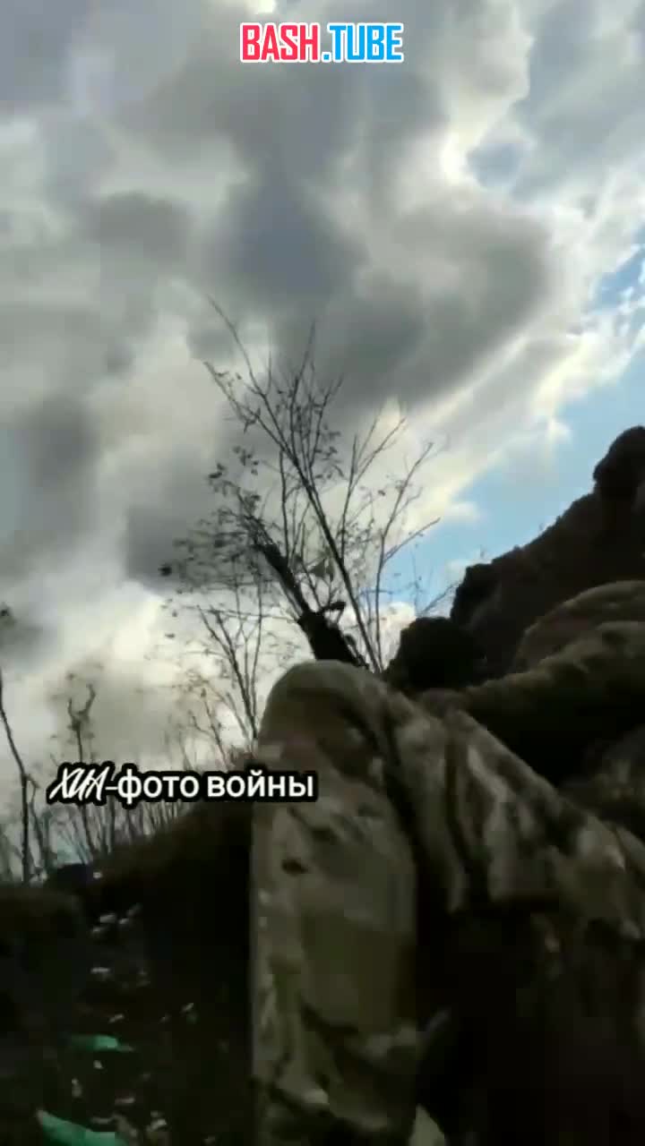  Фронтовой бомбардировщик Су-24 пугает ВСУ на фронте у Артёмовска, проходя на малой высоте