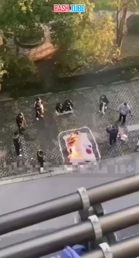 ⁣ В Китае прямо на улице сжигают умерших родственников из-за огромных очередей в крематориях