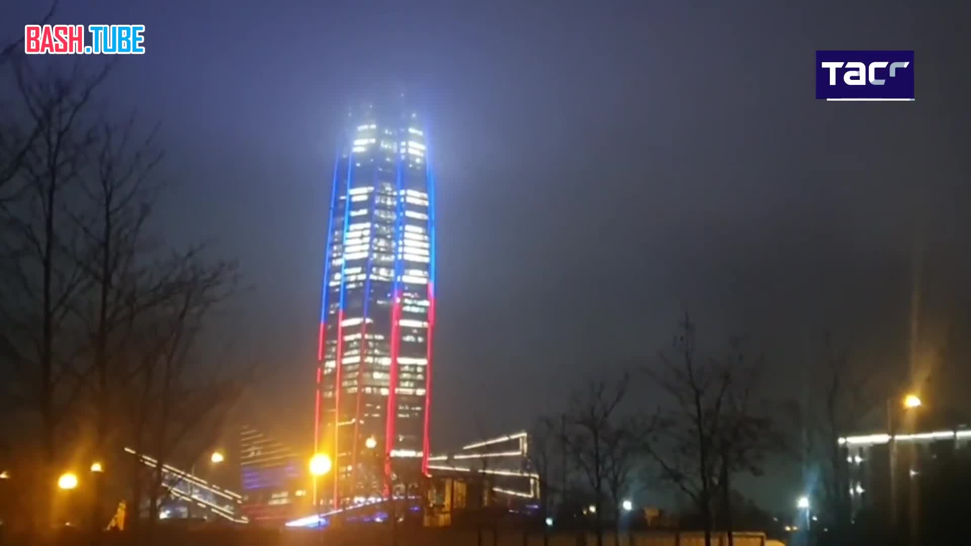  Фасады самого высокого небоскреба Европы, «Лахта центра» в Петербурге, подсветили цветами российского флага