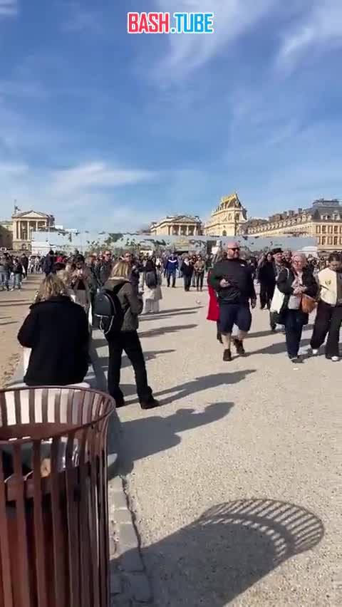 ⁣ Во Франции снова эвакуировали посетителей Версальского дворца
