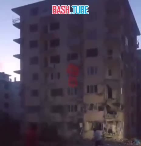 ⁣ Житель турецкого города Малатья броском камня снёс пострадавший при землетрясении дом