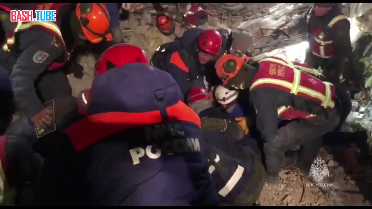  В Турции, мужчину вытащили из-под завалов спустя 160 часов