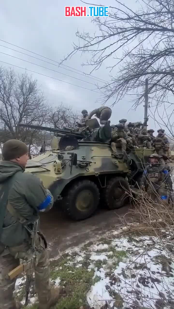  Украинские военные вскидывают руки в гитлеровском приветствии