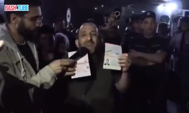  Перед посольством РФ в Армении люди демонстративно рвут российские паспорта