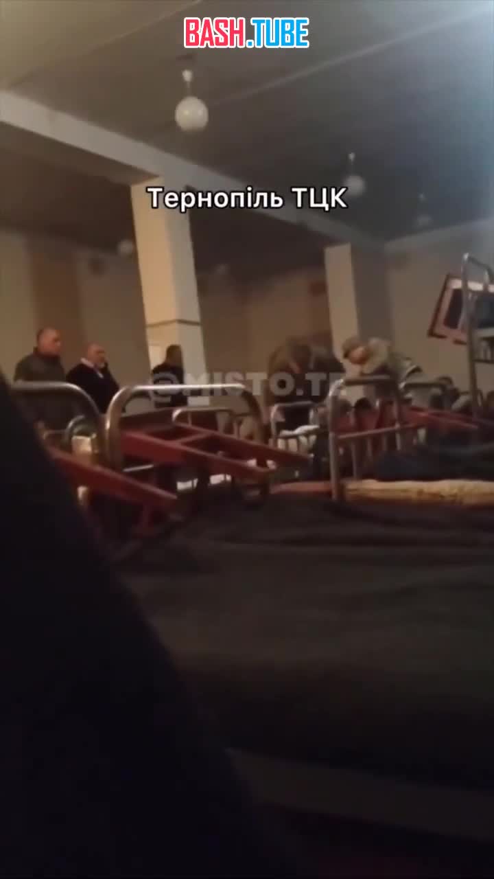  Появилось видео, на котором, как утверждается, в Тернопольском ТЦК избивают мобилизованных