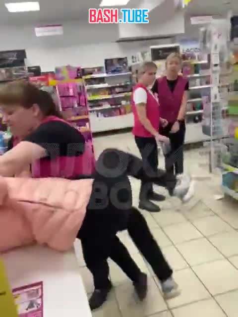 ⁣ В подмосковном «Магнит Косметик» девушка устроила драку с сотрудницей магазина